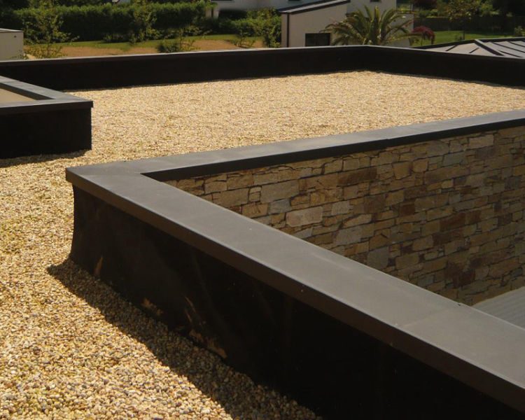 Toiture-terrasse gravillonnée et acrotère